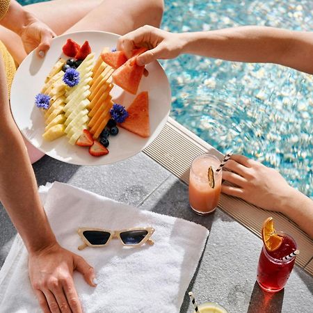 Sheraton Melbourne Hotel Kültér fotó Poolside service