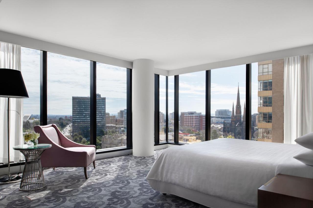 Sheraton Melbourne Hotel Kültér fotó A bedroom at The Westin