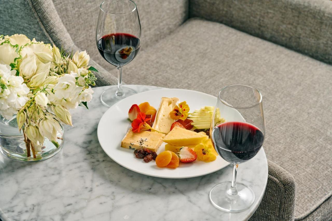 Sheraton Melbourne Hotel Kültér fotó Cheese and wine
