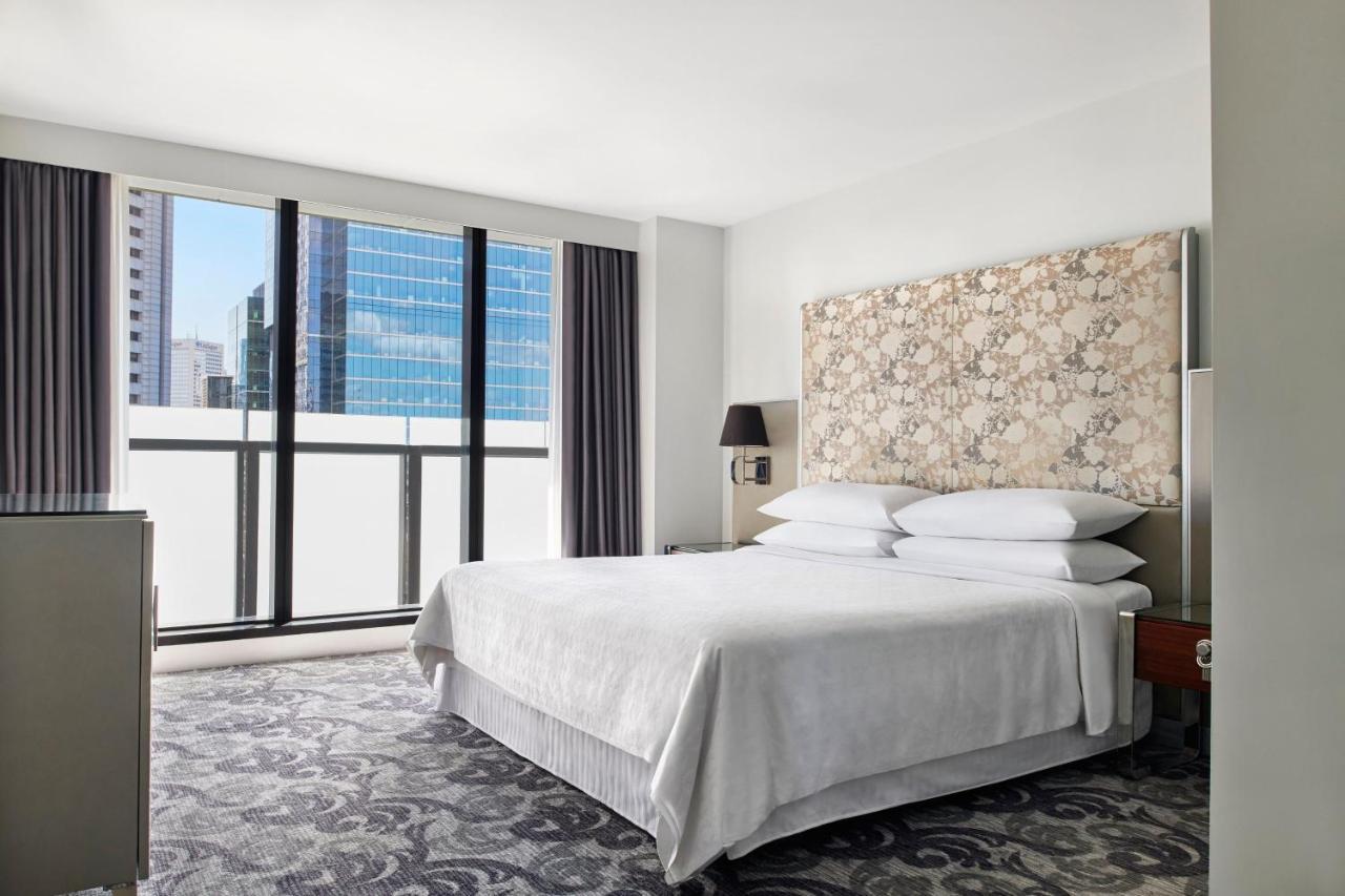 Sheraton Melbourne Hotel Kültér fotó A guest room at the hotel
