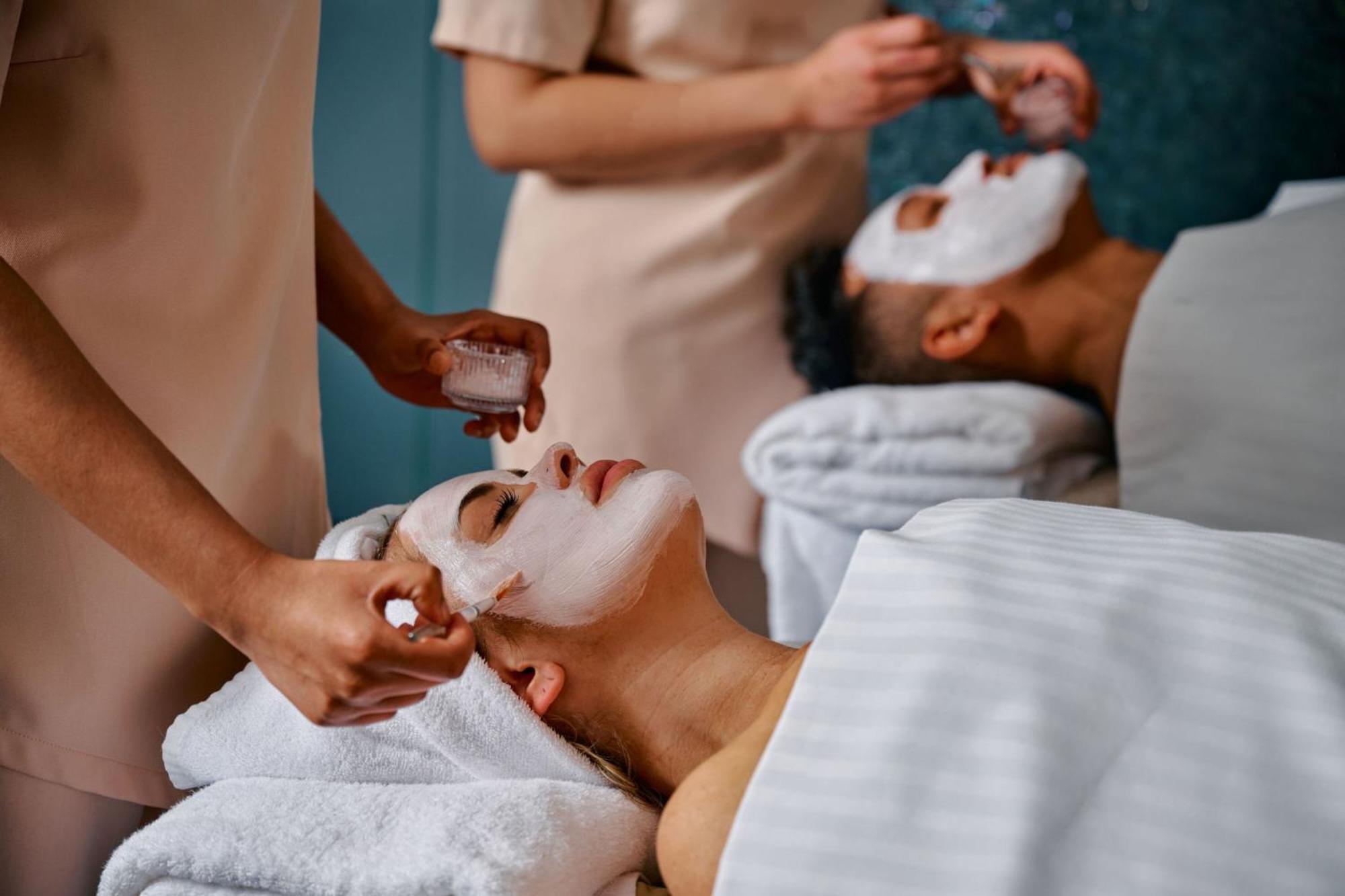 Sheraton Melbourne Hotel Kültér fotó A facial treatment