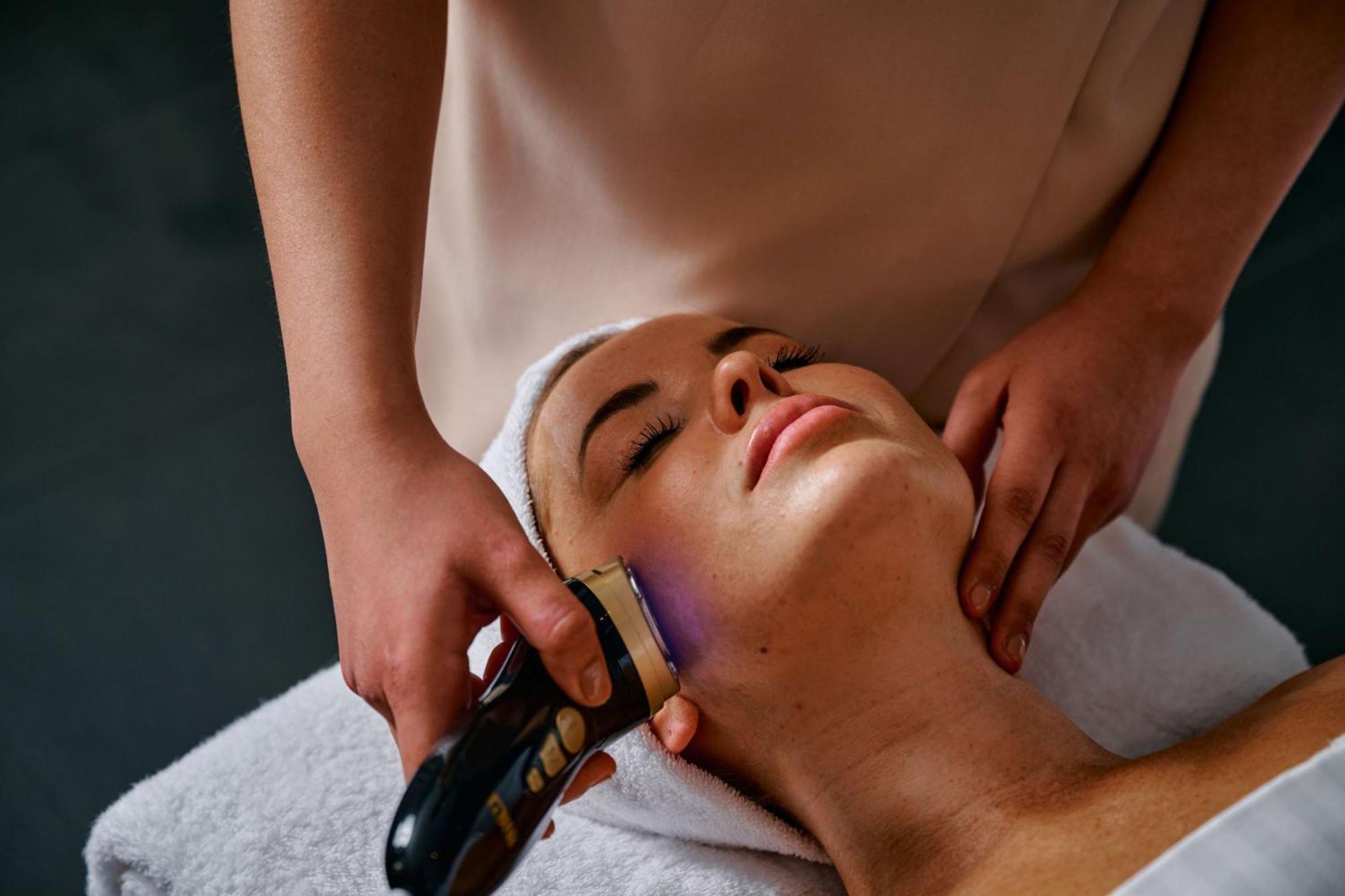 Sheraton Melbourne Hotel Kültér fotó A woman receiving a facial treatment