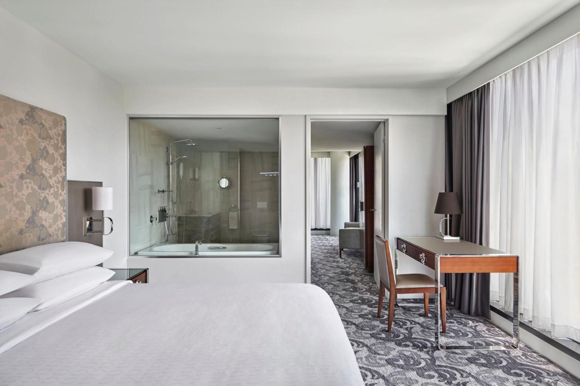 Sheraton Melbourne Hotel Kültér fotó A guest room at the hotel