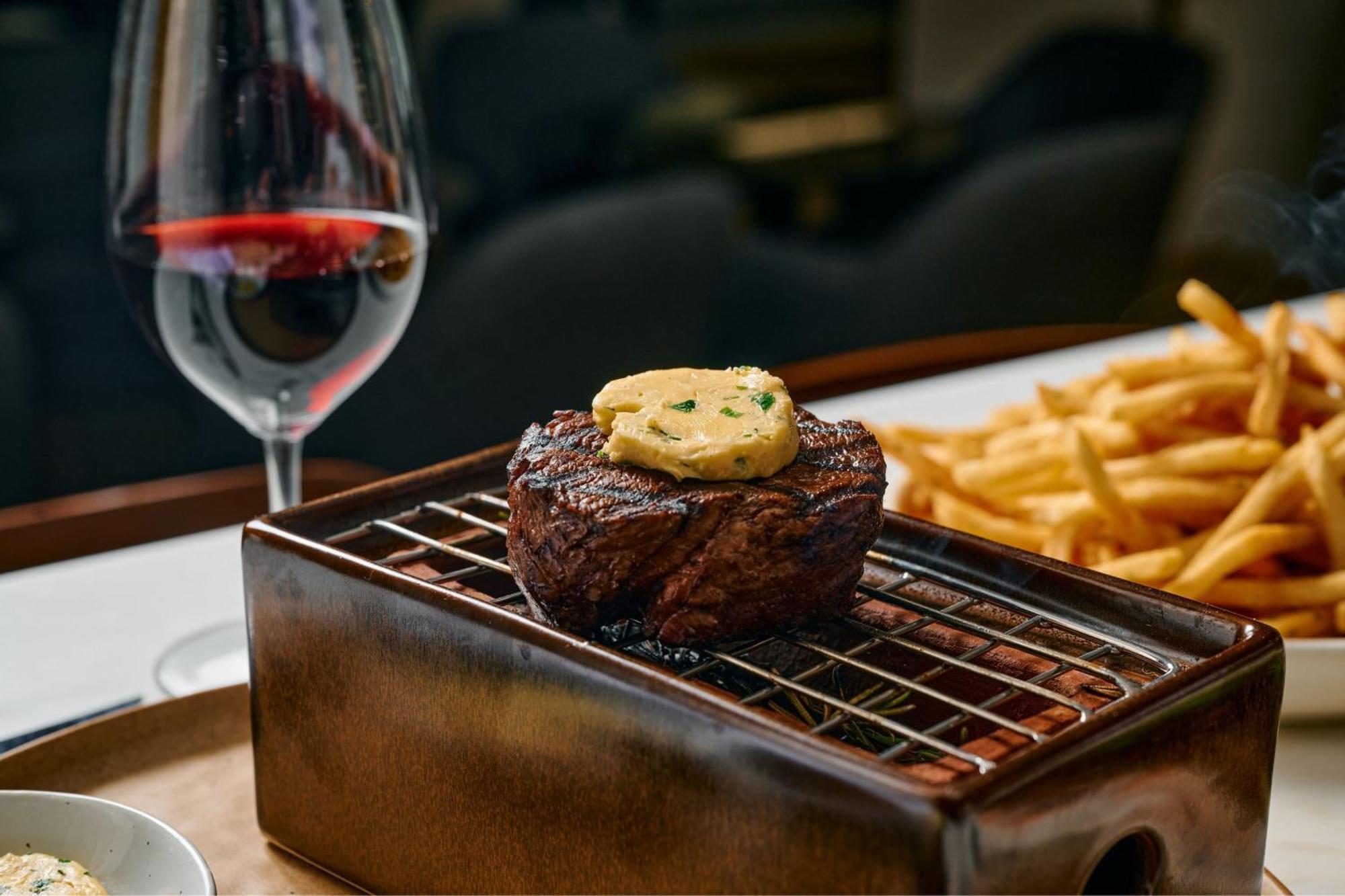 Sheraton Melbourne Hotel Kültér fotó A steak at the restaurant
