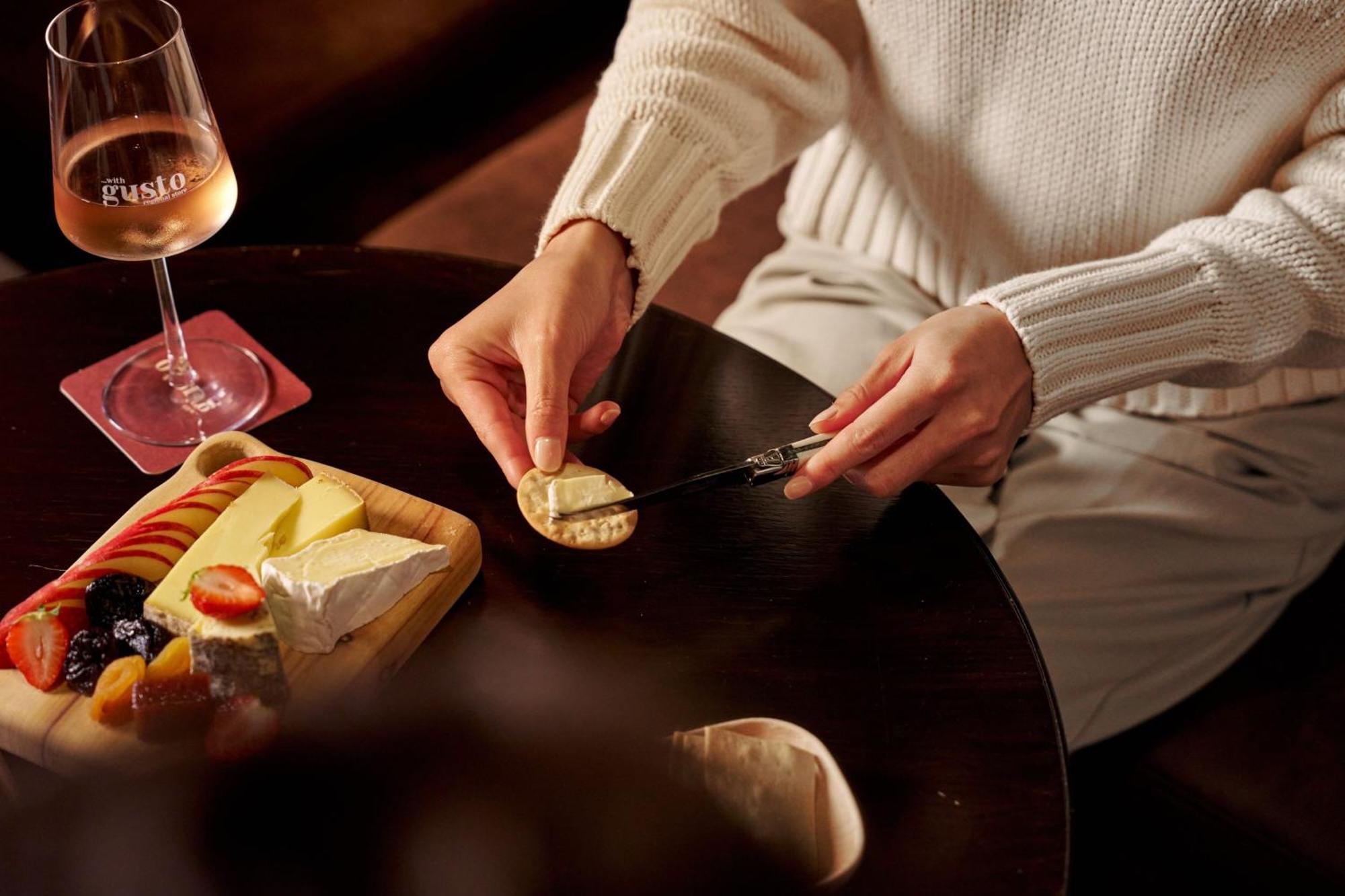 Sheraton Melbourne Hotel Kültér fotó A woman spreading butter on a cracker