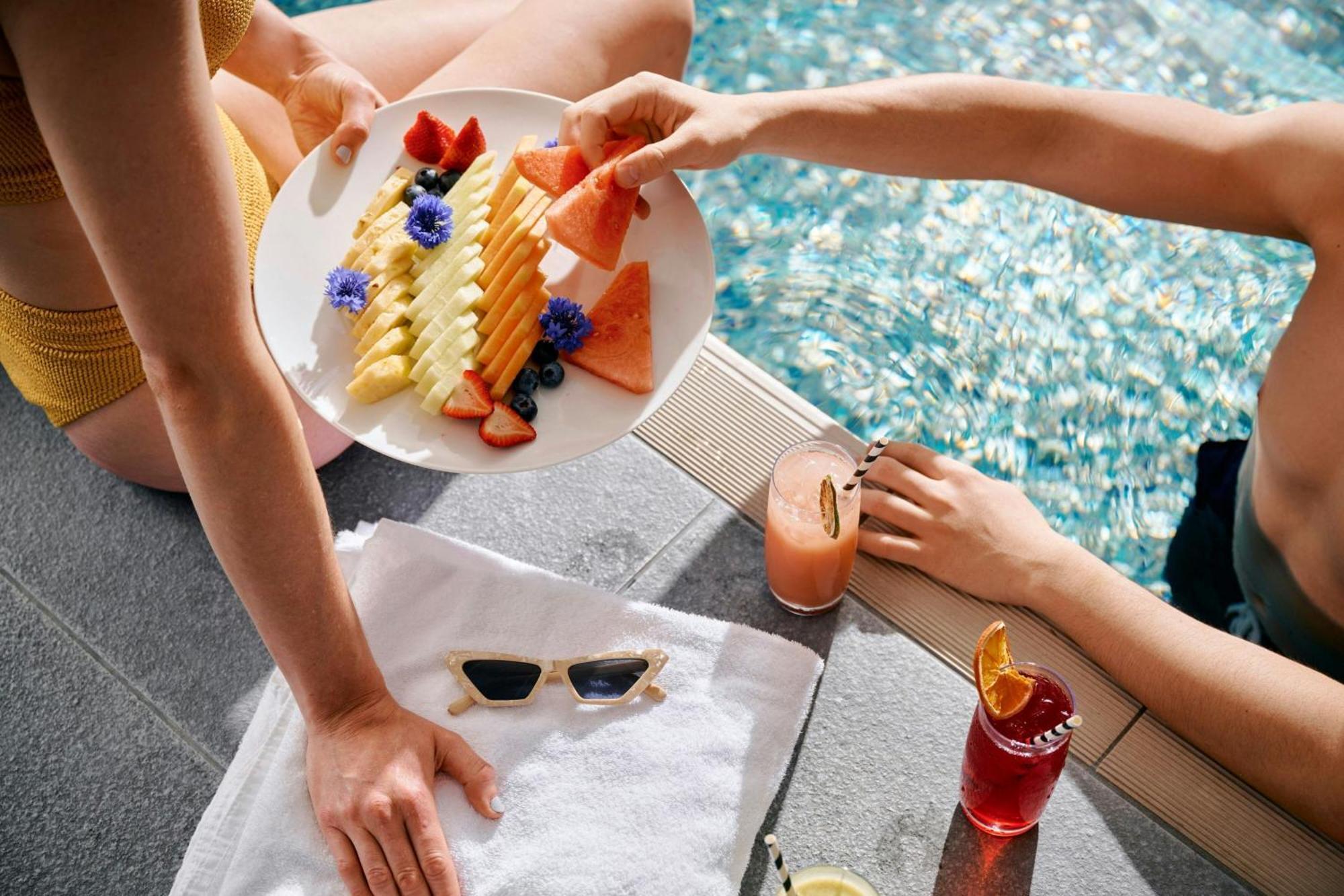 Sheraton Melbourne Hotel Kültér fotó Poolside service